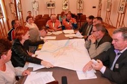 People looking at a mig map_CIFAL Plock_Human Mobility